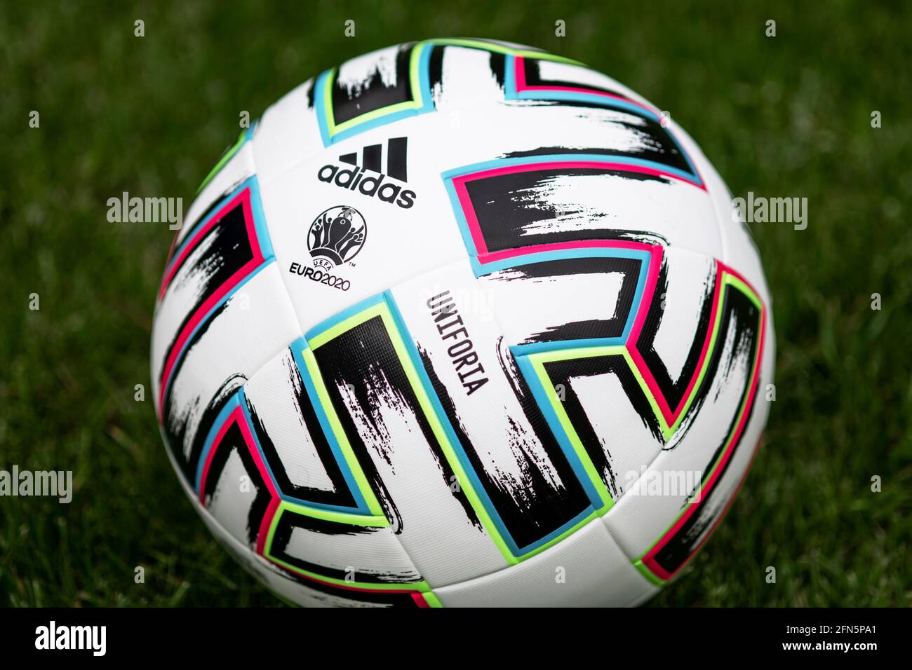 Nahaufnahme von Adidas Uniforia, dem offiziellen Spielball der UEFA-Europameisterschaft 2020 Stockfoto