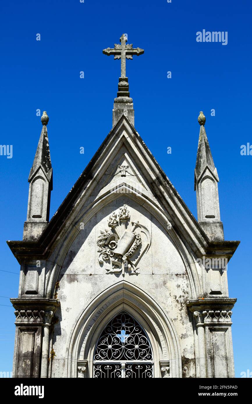 Detail der Steinschnitzerei auf dem Mausoleum der Familie auf dem Friedhof, Dorf Freixieiro de Soutelo, Provinz Minho, Portugal Stockfoto