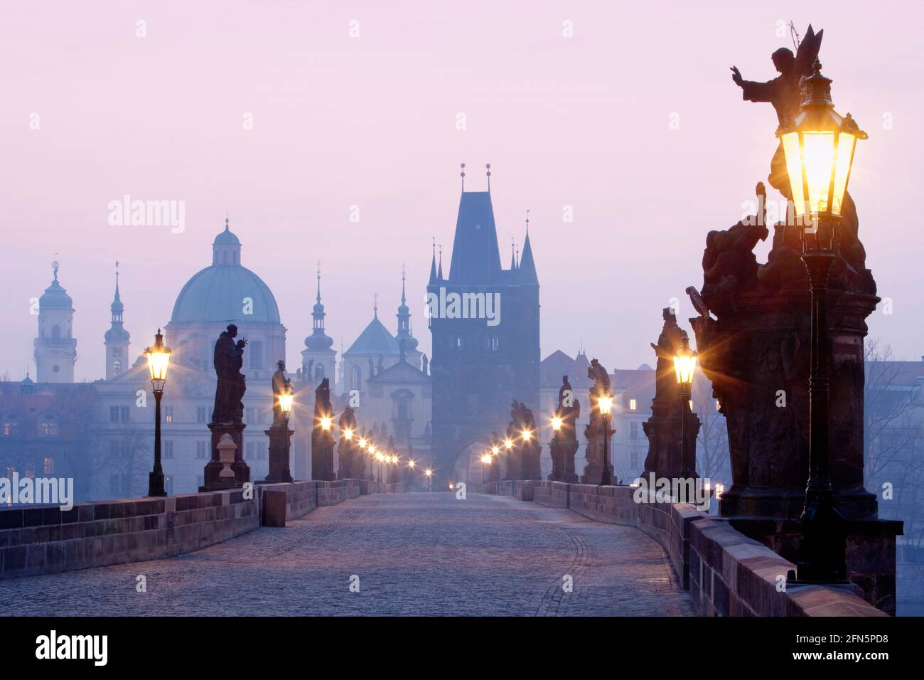 Prag, Tschechien - Karlsbrücke und Türme der Altstadt im Morgengrauen. Stockfoto