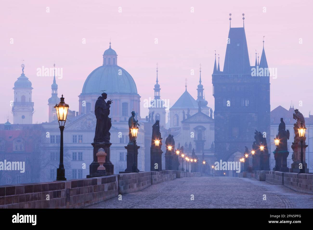 Prag, Tschechien - Karlsbrücke und Türme der Altstadt im Morgengrauen. Stockfoto