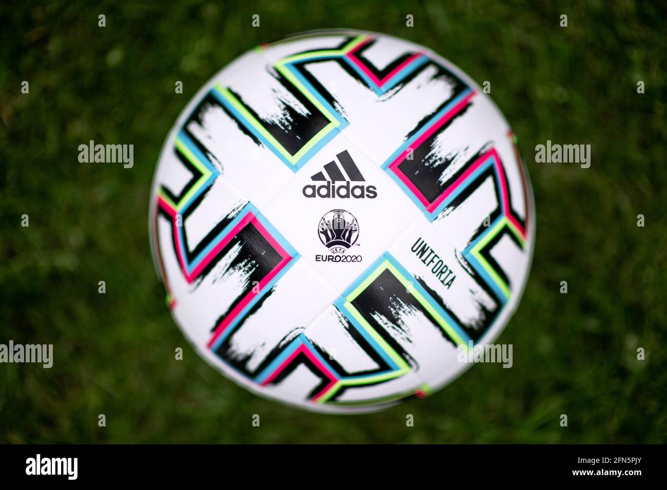 Nahaufnahme von Adidas Uniforia, dem offiziellen Spielball der UEFA-Europameisterschaft 2020 Stockfoto