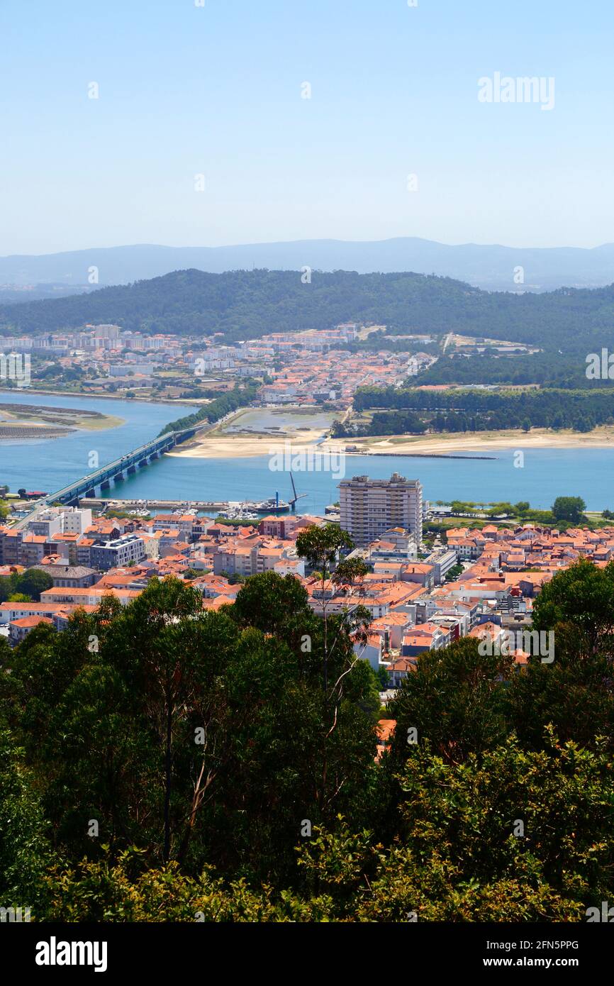 Luftaufnahme von Viana do Castelo, Fluss Lima und Ponte Eiffel Brücke von Monte de Santa Luzia, Provinz Minho, Nordportugal Stockfoto