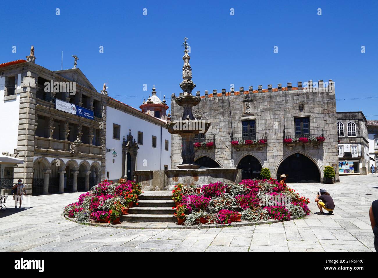 Misericordia Kirche (L), Paco do Concelho Old Town Hall und Chafariz Brunnen, Praca da Republica, Viana do Castelo, Nordportugal Stockfoto