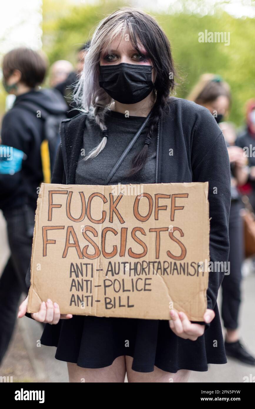 Porträt einer Protesterin mit Plakat auf dem Protest „Kill the Bill“ gegen das neue Polizeigesetz, London, 1. Mai 2021 Stockfoto