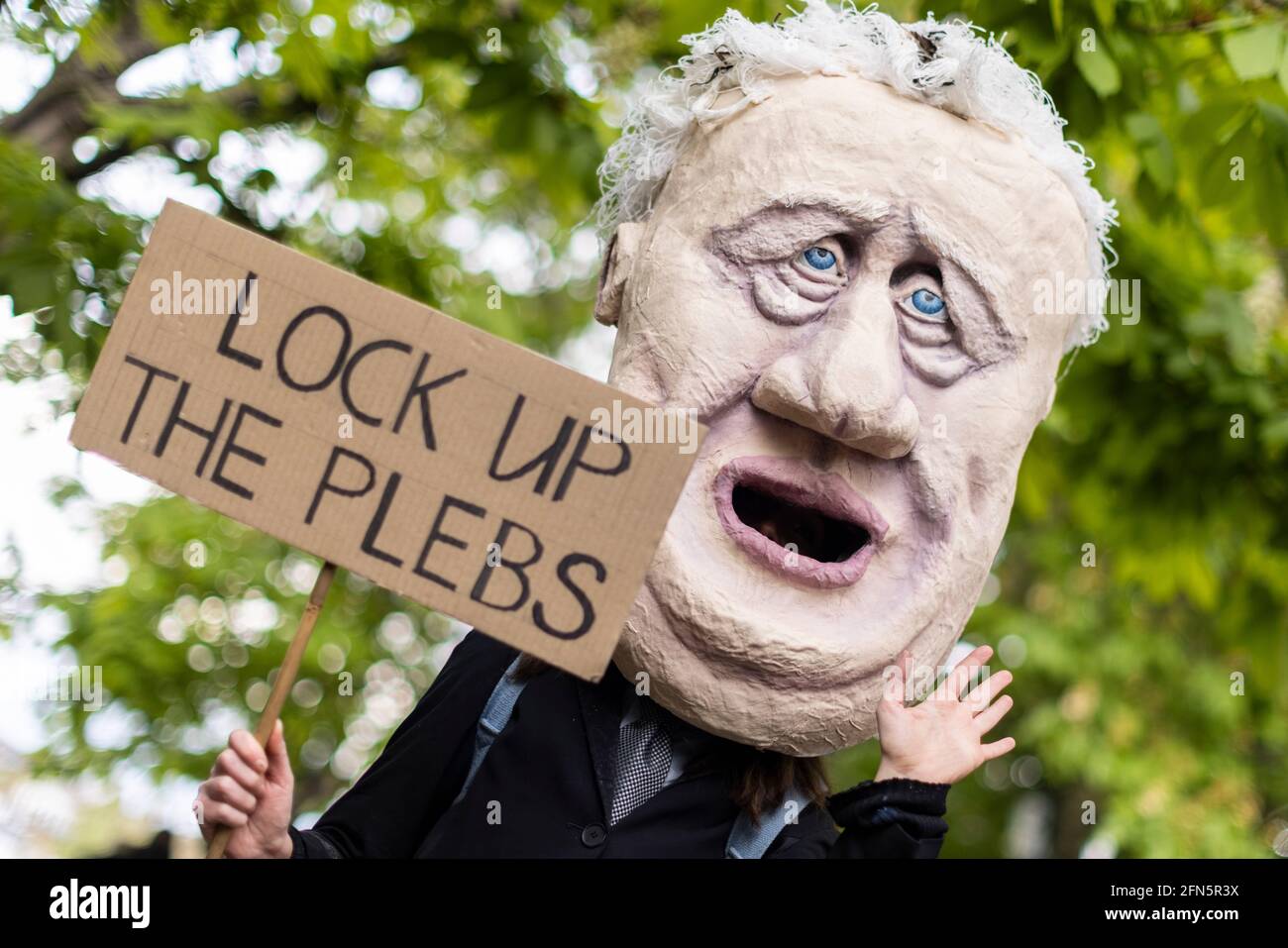 Protestler in großer Boris Johnson Gesichtsmaske während eines Protestes „Kill the Bill“ gegen den neuen Polizeigesetzentwurf, London, 1. Mai 2021 Stockfoto