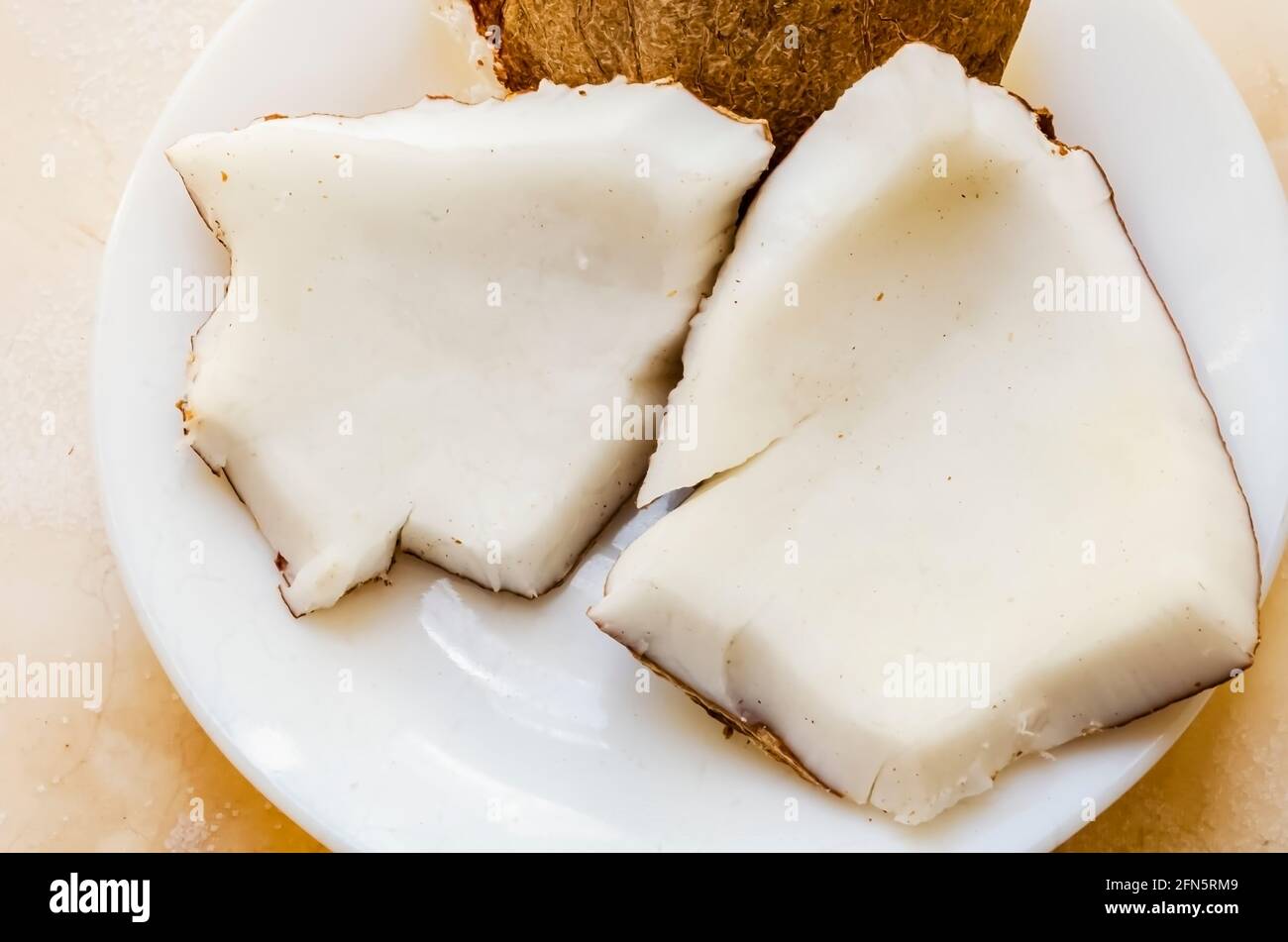 Bremsgetrocknete Kokosnuss in Einem Teller Stockfoto