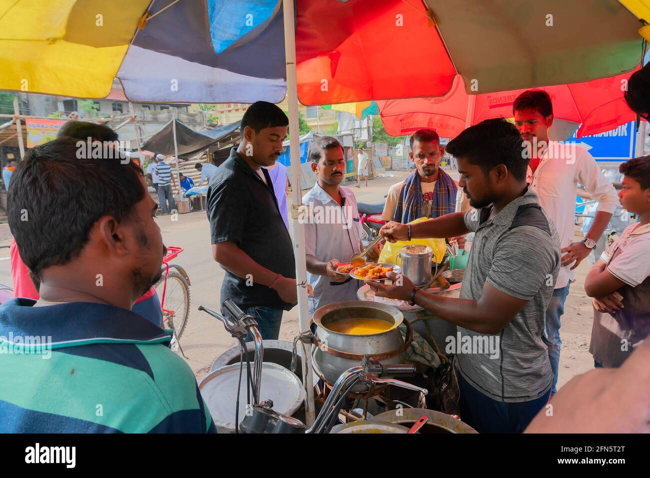 Cuttack, Odisha, Indien - 24. Juli 2019 : Dahi Bara Alu Dum wird am Morgen vom Straßenverkäufer an Kunden verkauft. Dahi baras werden mit gekrönt Stockfoto