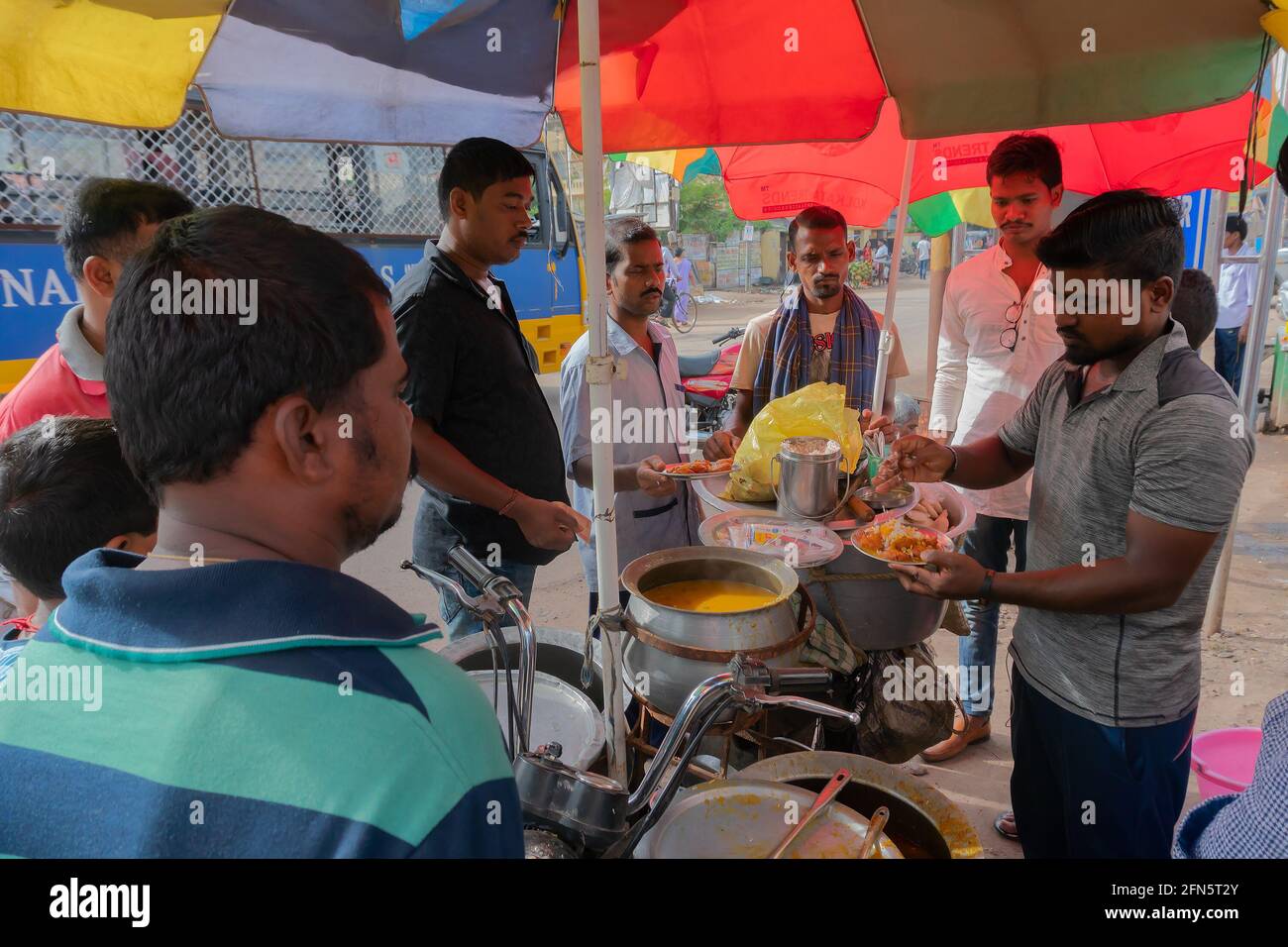 Cuttack, Odisha, Indien - 24. Juli 2019 : Dahi Bara Alu Dum wird am Morgen vom Straßenverkäufer an Kunden verkauft. Dahi baras werden mit gekrönt Stockfoto
