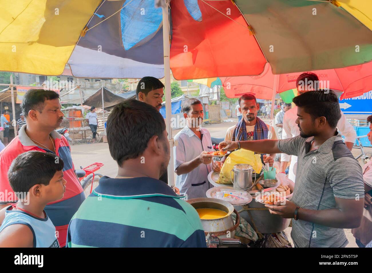 Cuttack, Odisha, Indien - 24. Juli 2019 : Dahi Bara Alu Dum wird am Morgen vom Straßenverkäufer an Kunden verkauft. Dahi baras werden mit gekrönt Stockfoto