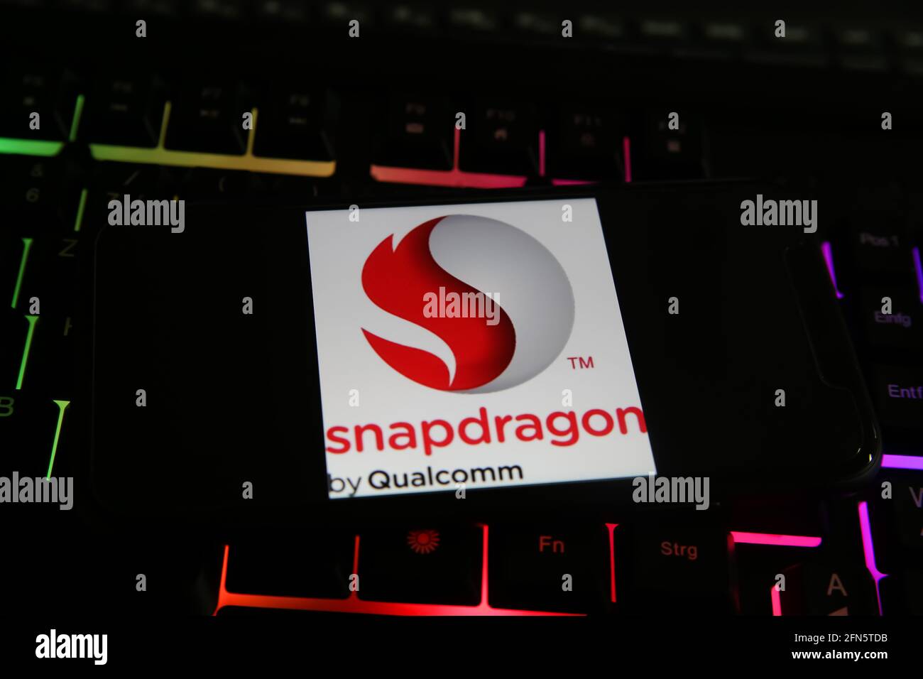 Viersen, Deutschland - Mai 8. 2021: Nahaufnahme des Smartphones mit Logo-Schriftzug der snapdragon qualcomm Prozessor cpu auf der Computertastatur Stockfoto