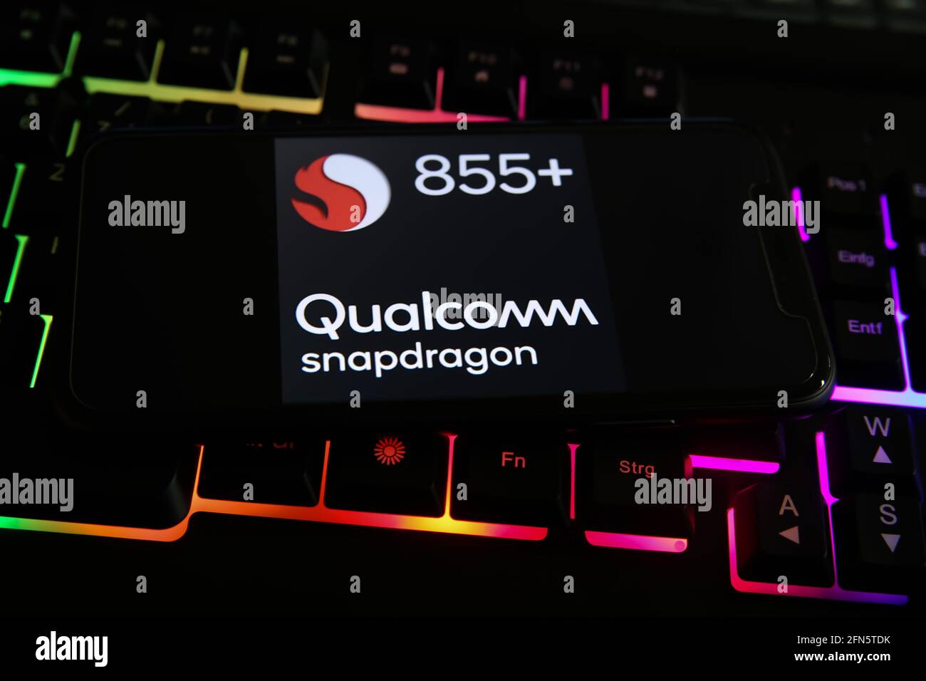 Viersen, Deutschland - Mai 8. 2021: Nahaufnahme des Smartphones mit Logo-Schriftzug der snapdragon qualcomm Prozessor cpu auf der Computertastatur Stockfoto