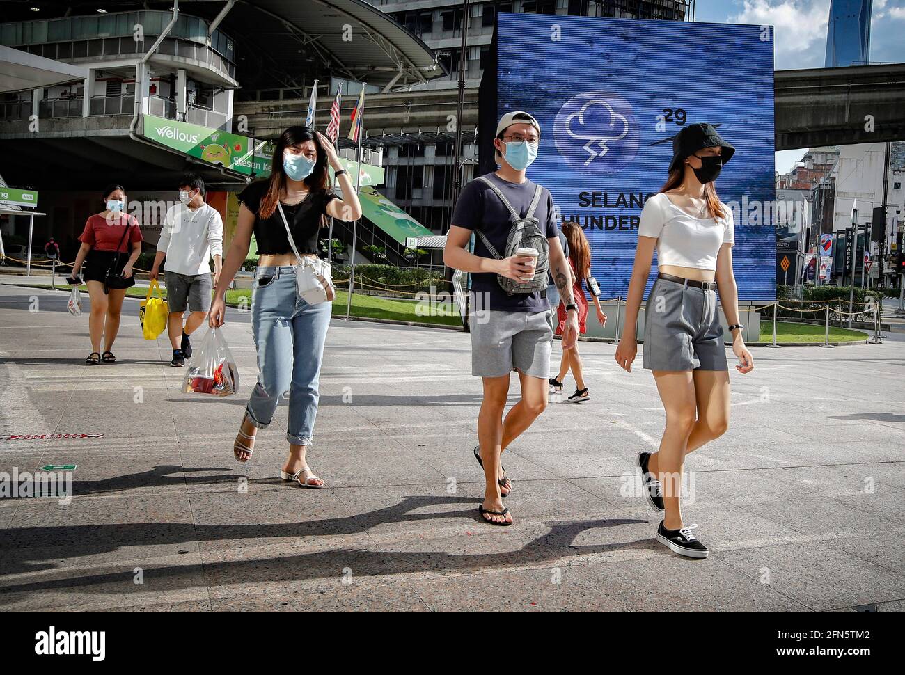 Kuala Lumpur, Malaysia. Mai 2021. Menschen, die Gesichtsmasken tragen, als Vorsichtsmaßnahme gegen die Ausbreitung des Coronavirus, die am zweiten Tag der Hari Raya-Feierlichkeiten in einem Einkaufsviertel von Lot 10 zu Fuß zu sehen sind.der malaysische Premierminister Muhyiddin Yassin, Hat bekannt gegeben, dass ganz Malaysia vom 12. Mai bis zum 7. Juni 2021 unter den Movement Control Order (MCO) gestellt wird, da Covid-19-Infektionen zunehmen. Kredit: SOPA Images Limited/Alamy Live Nachrichten Stockfoto