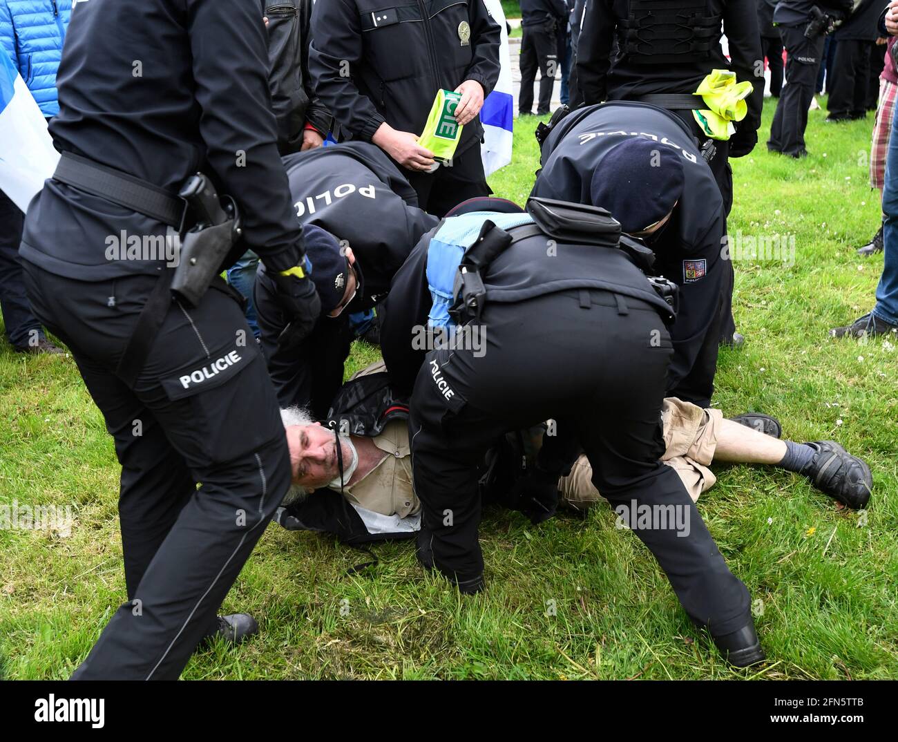 Prag, Tschechische Republik. Mai 2021. Die Polizei verhaftet einen Mann, der sich weigerte, eine Schutzmaske anzuziehen, während der Protestveranstaltung gegen die Verzwingung der Palästinenser aus ihren Häusern in Jerusalem, gegen den israelischen Militärangriff auf die Al-Aqsa Moschee und die israelische Bombardierung ziviler Ziele im Gazastreifen, Organisiert von der Gruppe Freunde der Plestine und der Internationalen Solidaritätsbewegung (ISM) mit Unterstützung der palästinensischen Gemeinschaft in Tschechien vor der israelischen Botschaft in Prag, Tschechische Republik, 14. Mai 2021. Kredit: Michaela Rihova/CTK Foto/Alamy Live Nachrichten Stockfoto