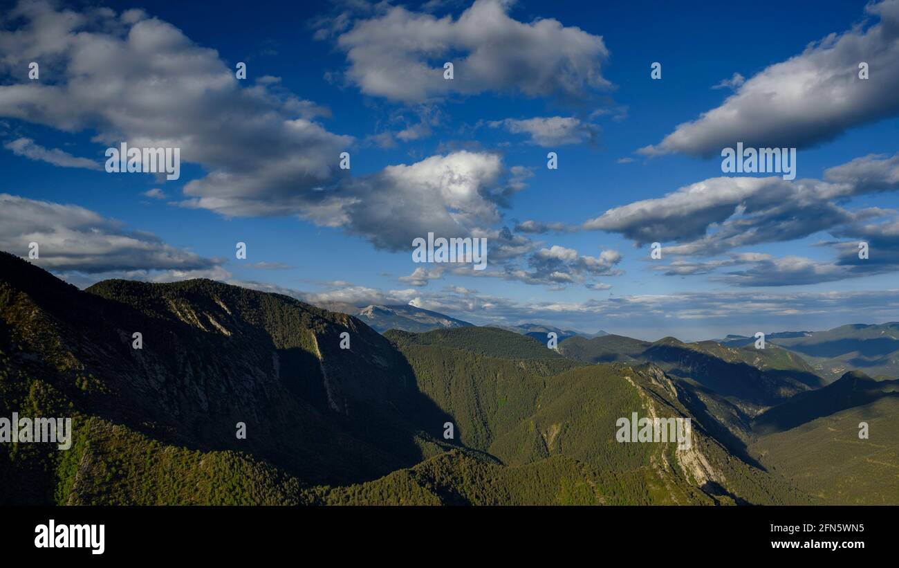 Alt Berguedà an einem Frühlingsnachmittag vom Aussichtspunkt Gresolet aus gesehen (Berguedà, Katalonien, Spanien, Pyrenäen) ESP: Vistas del Alt Berguedà Stockfoto