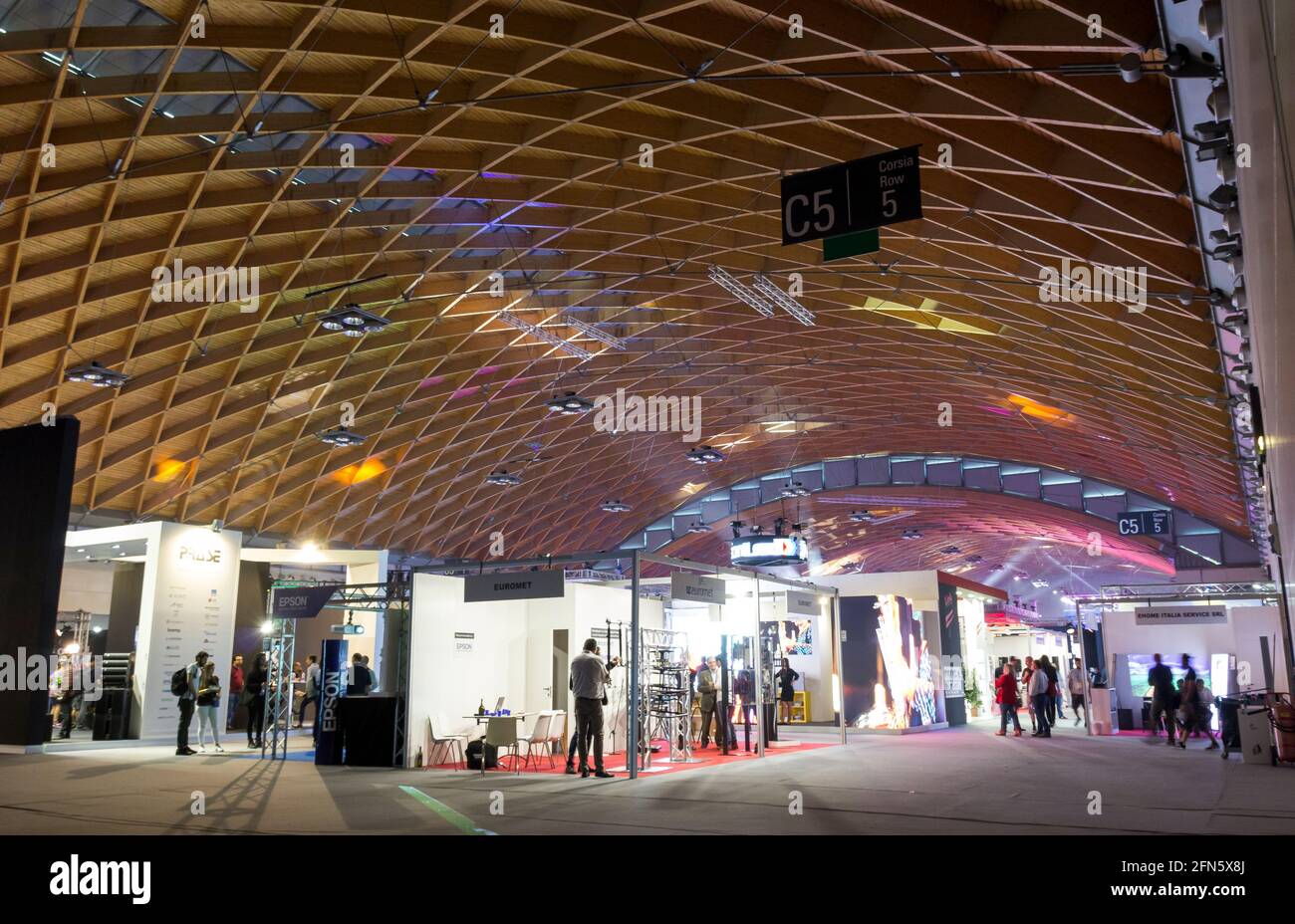 Innenansicht von Rimini fiera (Rimini Messe) während mir Festival (Musik in Rimini). Innenansicht eines Pavillons mit Menschen und Ständen. Stockfoto