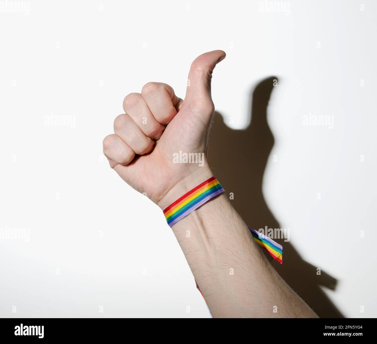 Gay Mann Hand mit Regenbogen Armband große Symbol Stockfoto