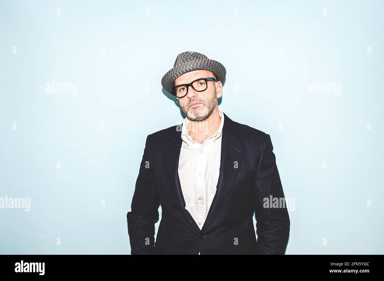 Porträt eines attraktiven Mannes mit Hut und Brille Stockfoto