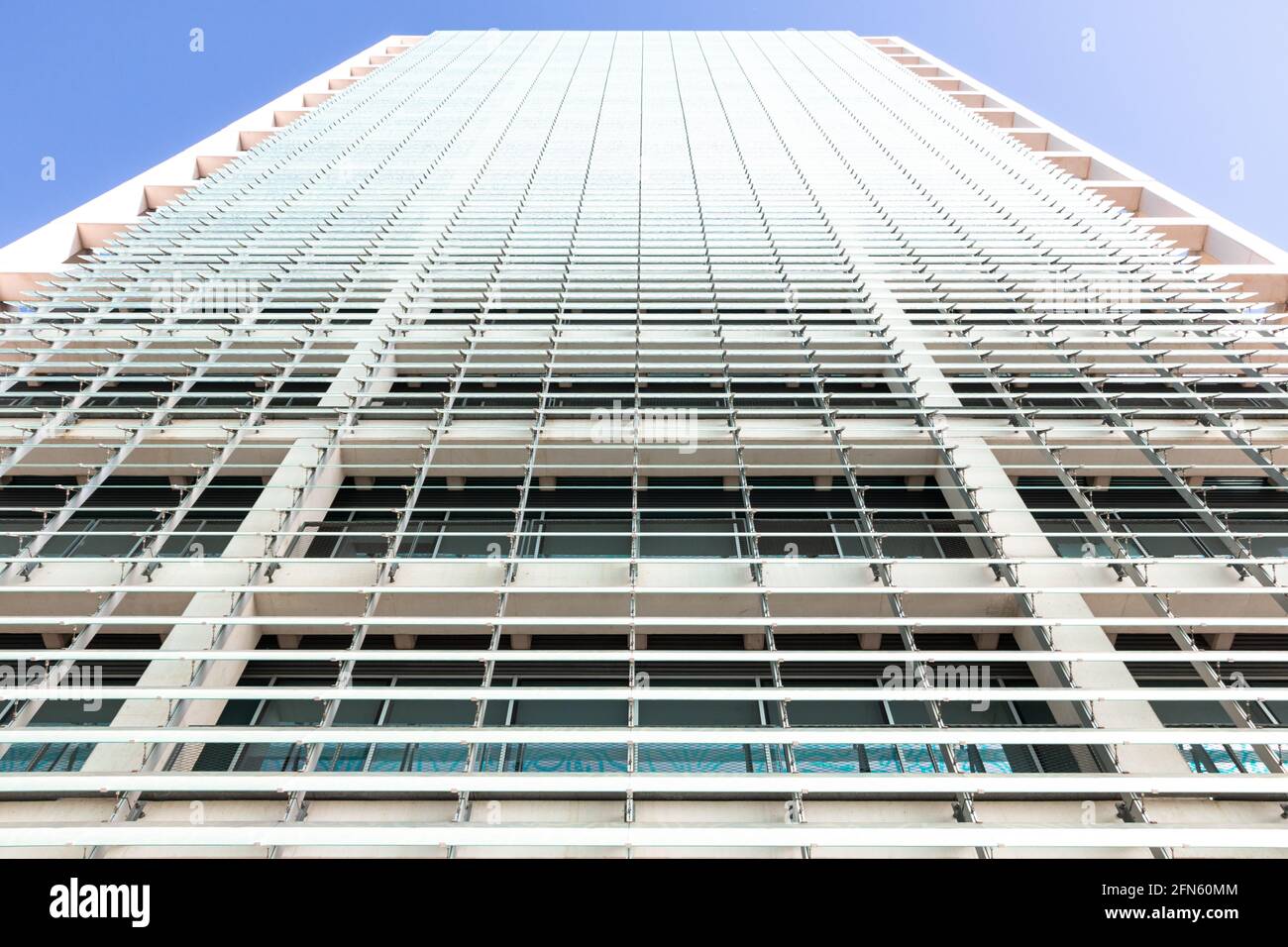 Niedriger Blick auf ein modernes weißes Gebäude mit Glas Verkleidung Stockfoto