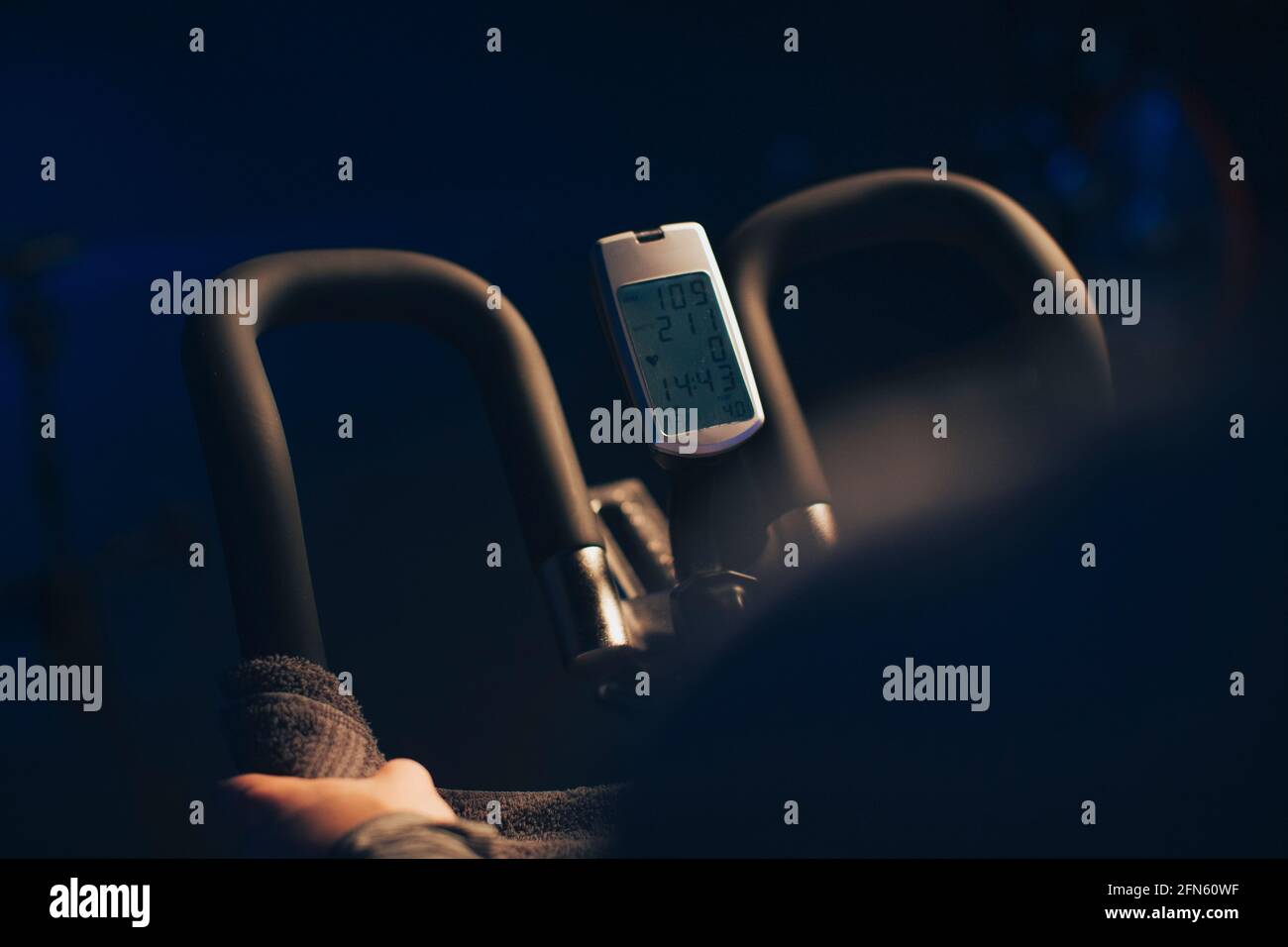 Eine über die Schulter-Ansicht eines stationären Fahrraddisplays in einem Studio. Stockfoto