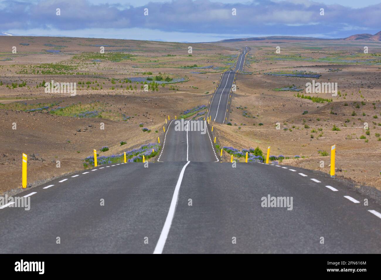 Desolate Highway 85 / Norðausturvegur / Route 85 im Sommer Primärstraße in Nordurland Eystra, nordöstlich von Island Stockfoto