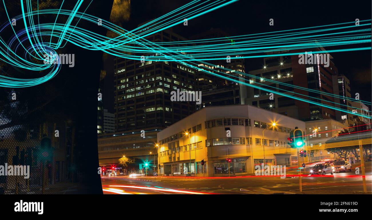 Zusammensetzung von grünen Lichtspuren von Daten und Informationen über Stadtbild Stockfoto