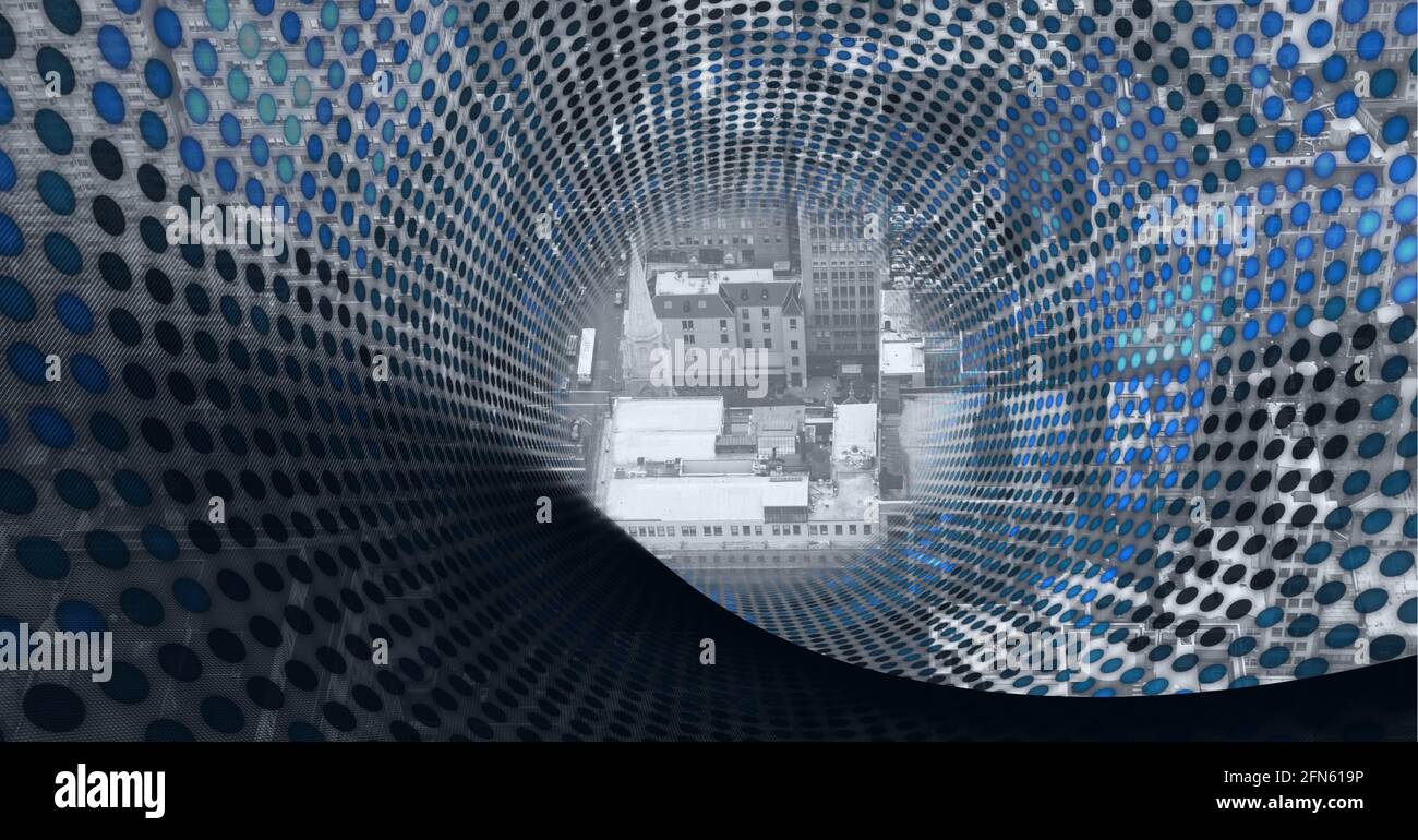 Zusammensetzung des Tunnels mit blauen Reihen von Punkten gebildet Daten- und Informationstransfer mit Stadtbild Stockfoto