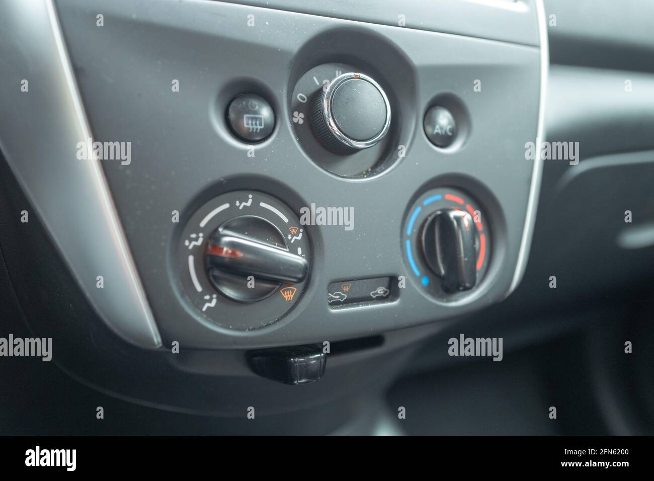 Knöpfe der Auto-Klimaregelung auf der Mittelkonsole von Nissan Automobile, Walnut Creek, Kalifornien, 13. November 2020. () Stockfoto