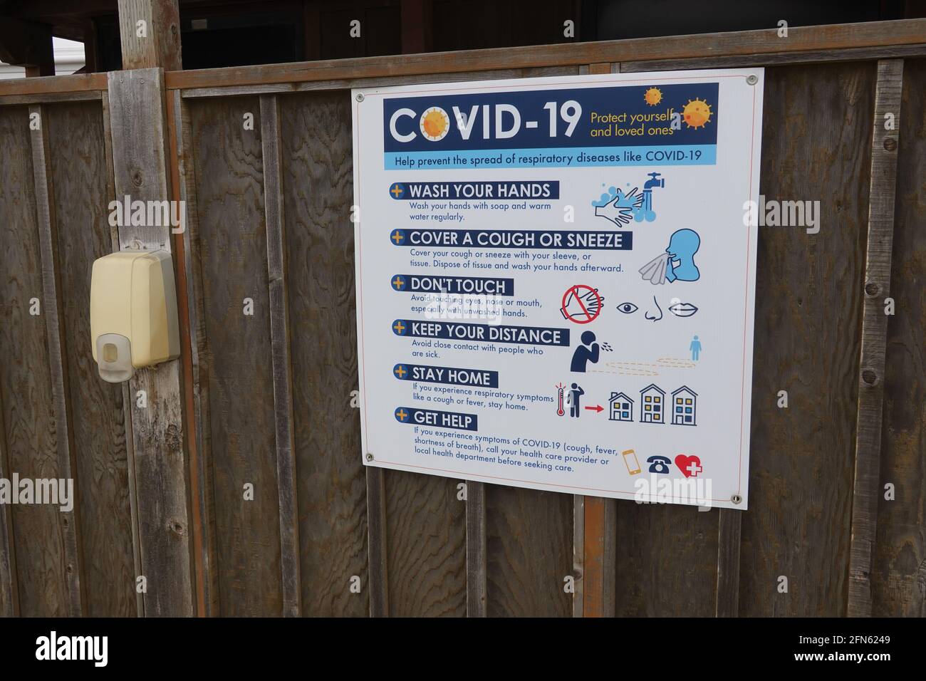 Helfen Sie dabei, die Ausbreitung des Covid-19-Warnschilds vor einem zu verhindern Campingbad mit Händedesinfektionsmittel in Kalifornien, USA Stockfoto