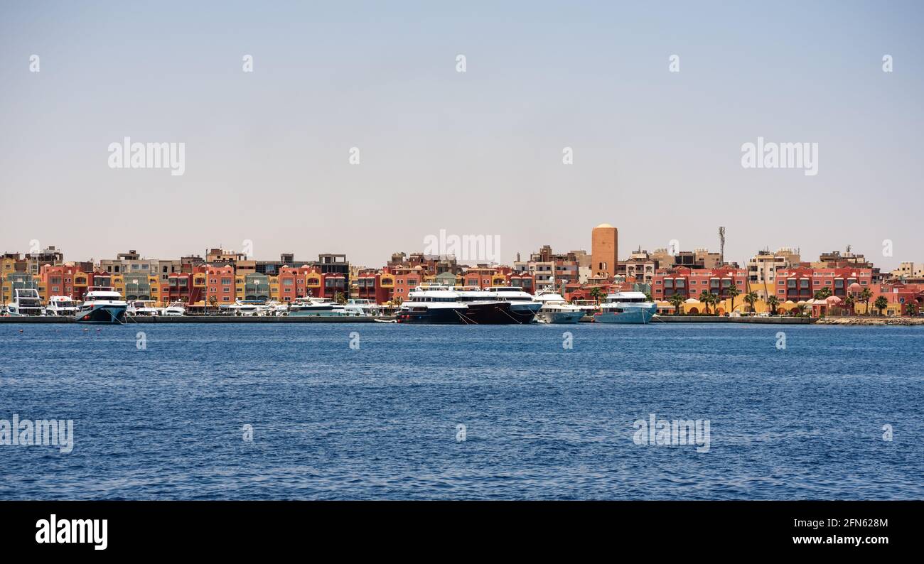 Viele Schiffe in der Hkrgada Marina im Roten Meer In Ägypten Stockfoto