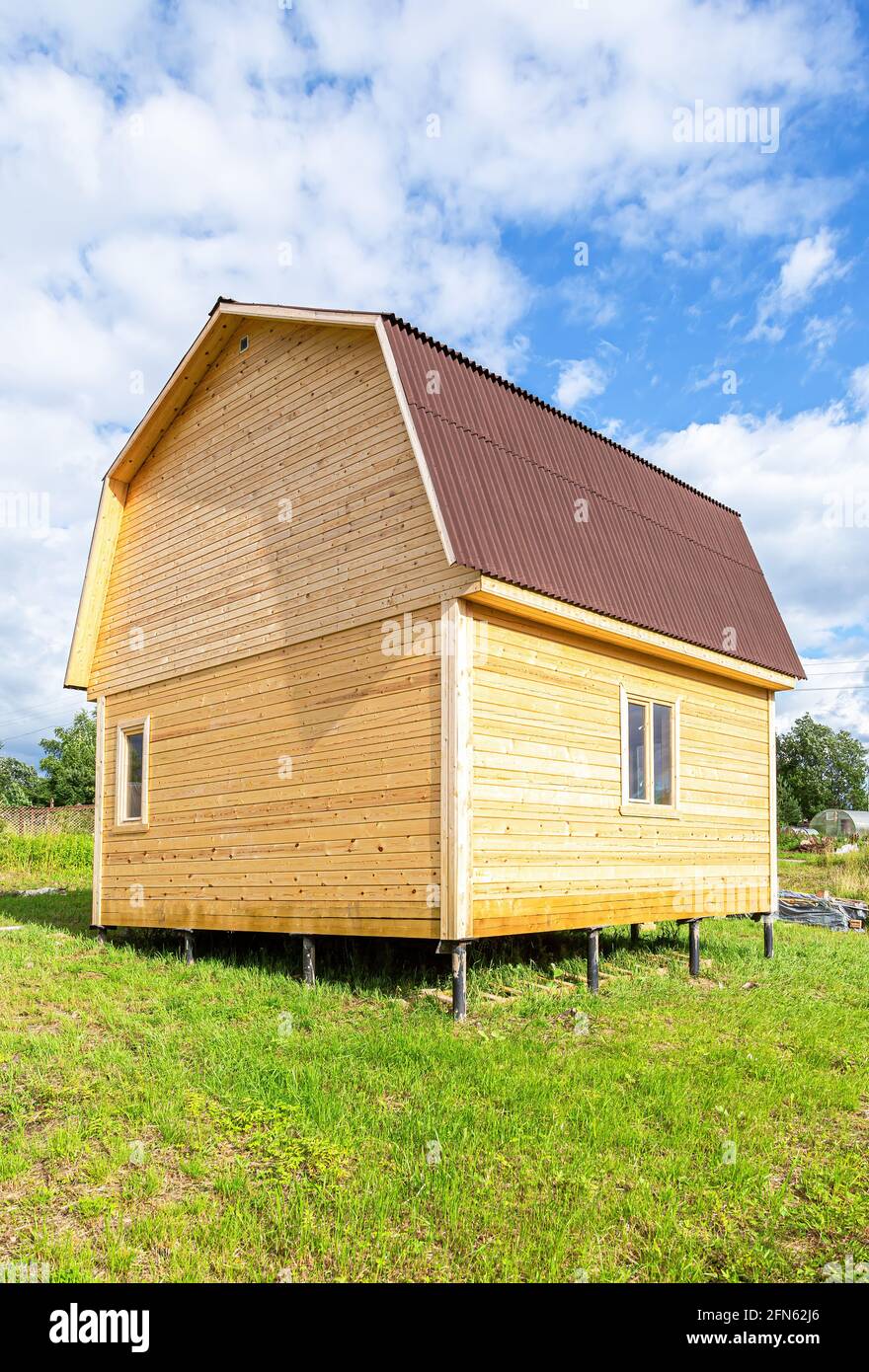 Neues kleines Holzhaus im Bau auf einem Metallstapel grundlage Stockfoto