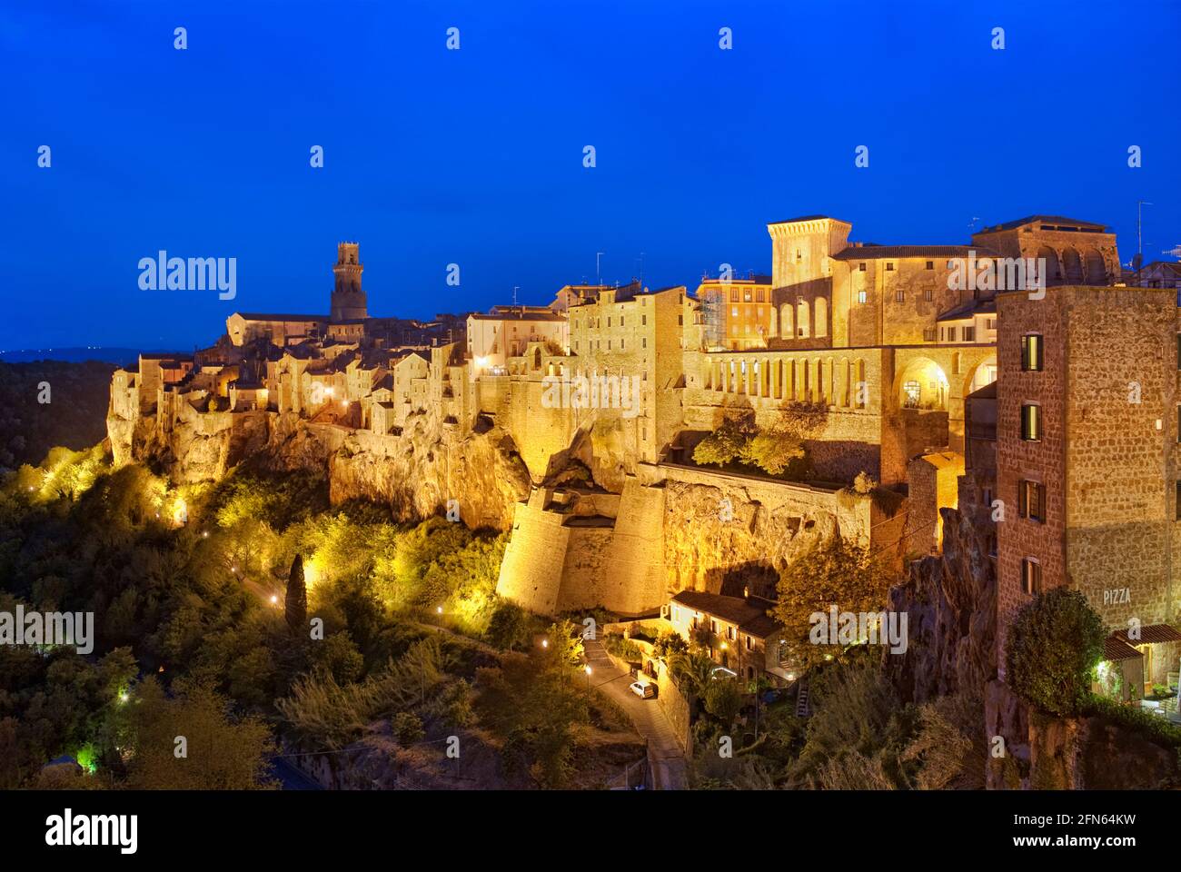 Pitigliano mittelalterliche Stadt auf einem Rohrfelsen gebaut Stockfoto