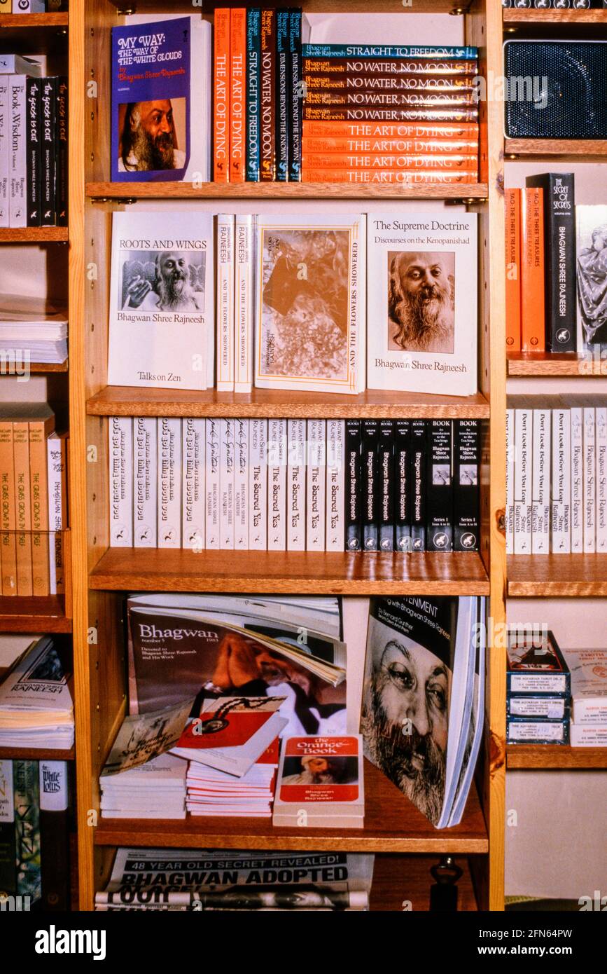 Eine Sammlung von Büchern von Bhagwan Shree Rajneesh zum Verkauf In Herrinswell Manor Medina Rajneesh Neo Sannyas Commune 1984 Stockfoto
