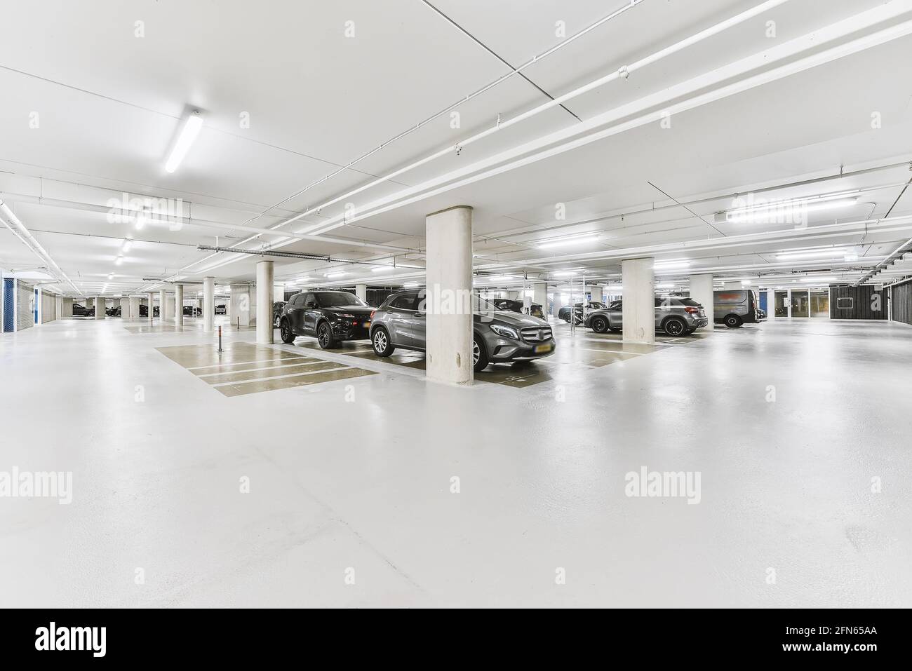 Parkplatz in einem modernen Gebäude mit Luxusautos Stockfoto