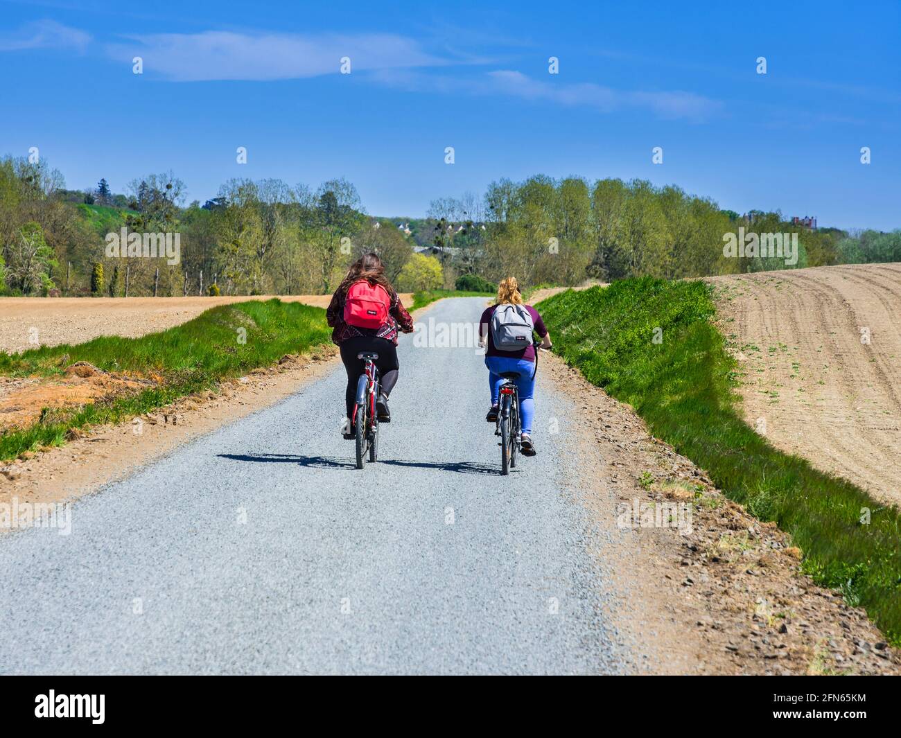Zwei Teenager-Radfahrer, die einen neuen Radweg von der alten Eisenbahnlinie - Indre-et-Loire (37), Frankreich, benutzen. Stockfoto