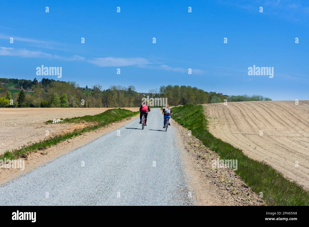 Zwei Teenager-Radfahrer, die einen neuen Radweg von der alten Eisenbahnlinie - Indre-et-Loire (37), Frankreich, benutzen. Stockfoto