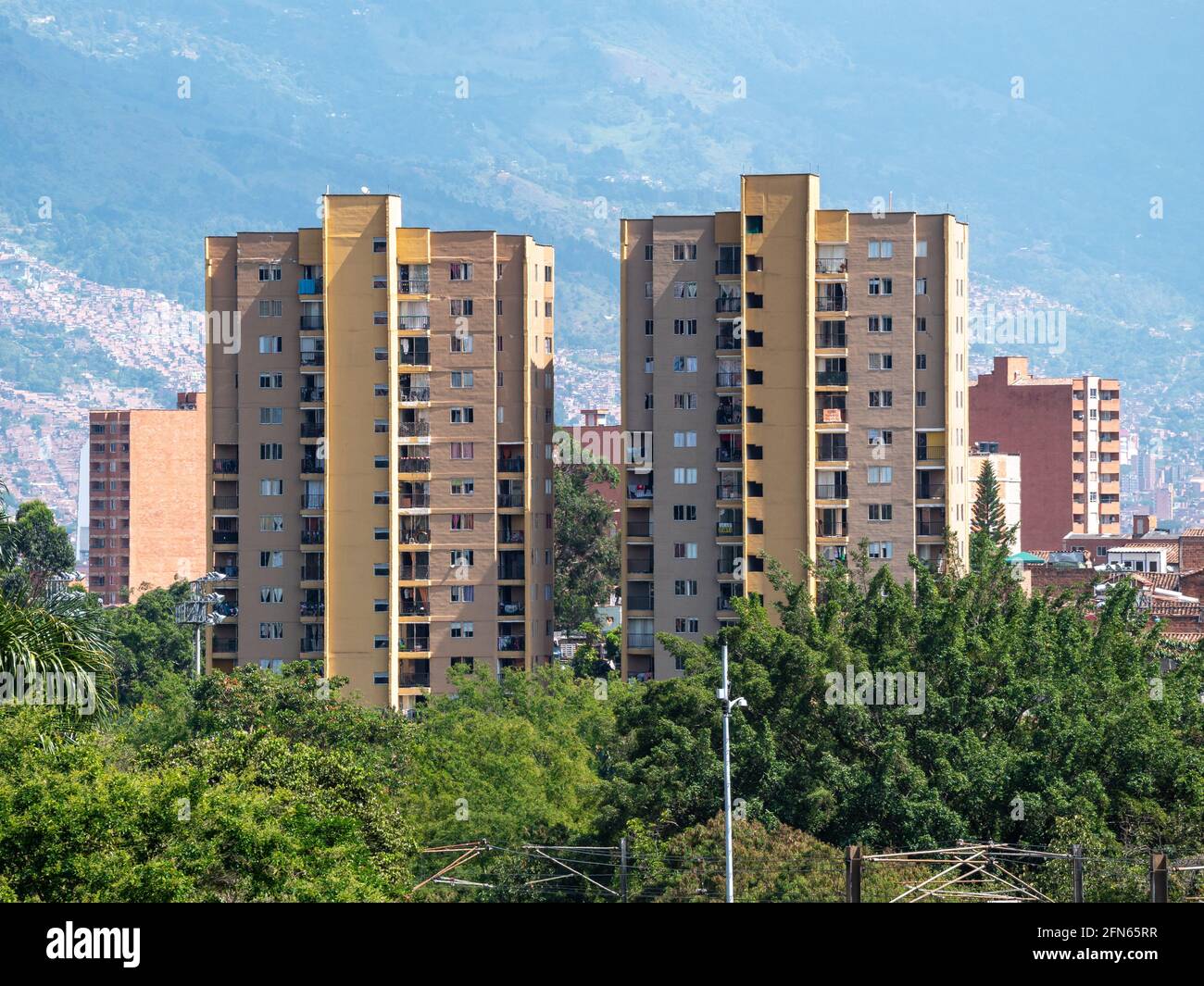 Medellin, Antioquia, Kolumbien - 23 2020. Dezember: Sonniger Tag in der Stadt Medellin, voller Gebäude Stockfoto