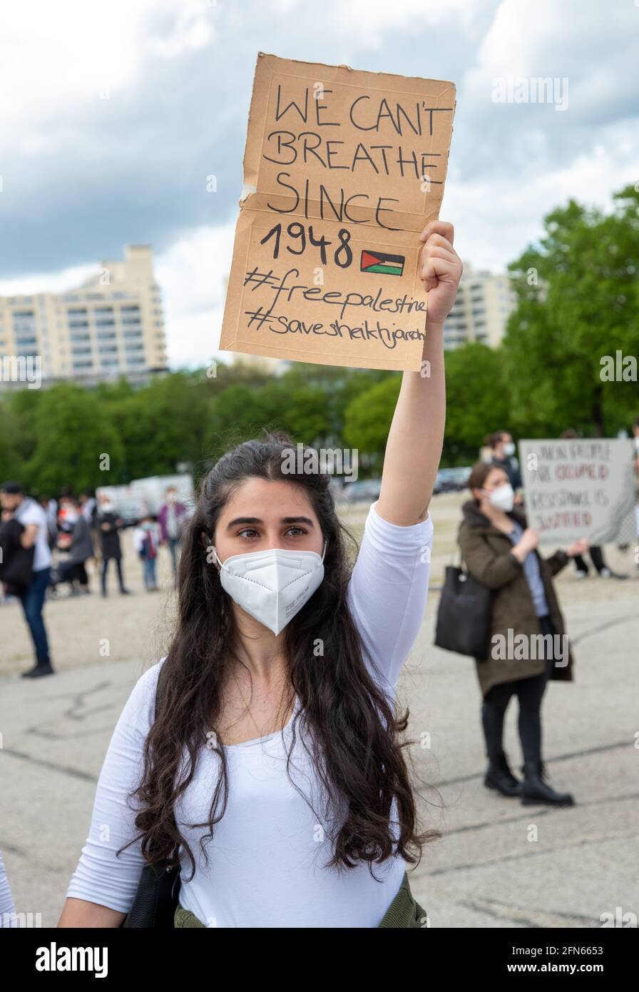 Demonstrantin hält Schild: ' Wir können seit 1948 nicht mehr atmen # freies Palästina # Rette Scheich Jarrah '. Ca. 1000 Menschen sammeln sich am 14. Mai in München, um ihre Solidarität mit den Palästinenserinnen und den Menschen in Gaza zu zeigen. * Schild mit der Lektüre: ' Wir können seit 1948 nicht mehr atmen # Free Palestine # Save Sheikh Jarrah '. Rund 1000 Menschen versammelten sich spontan am 14. Mai 2021 in München, Deutschland, um ihre Solidarität mit dem palästinensischen Volk und dem Volk in Gaza zu zeigen. (Foto: Alexander Pohl/Sipa USA) Quelle: SIPA USA/Alamy Live News Stockfoto