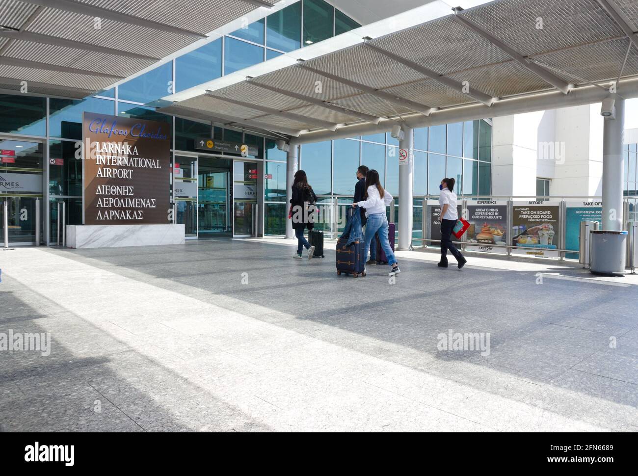 Larnaka – Zypern – 12. Mai 2021: Eine kleine Anzahl von Reisenden geht zum Flughafen Larnaka Stockfoto
