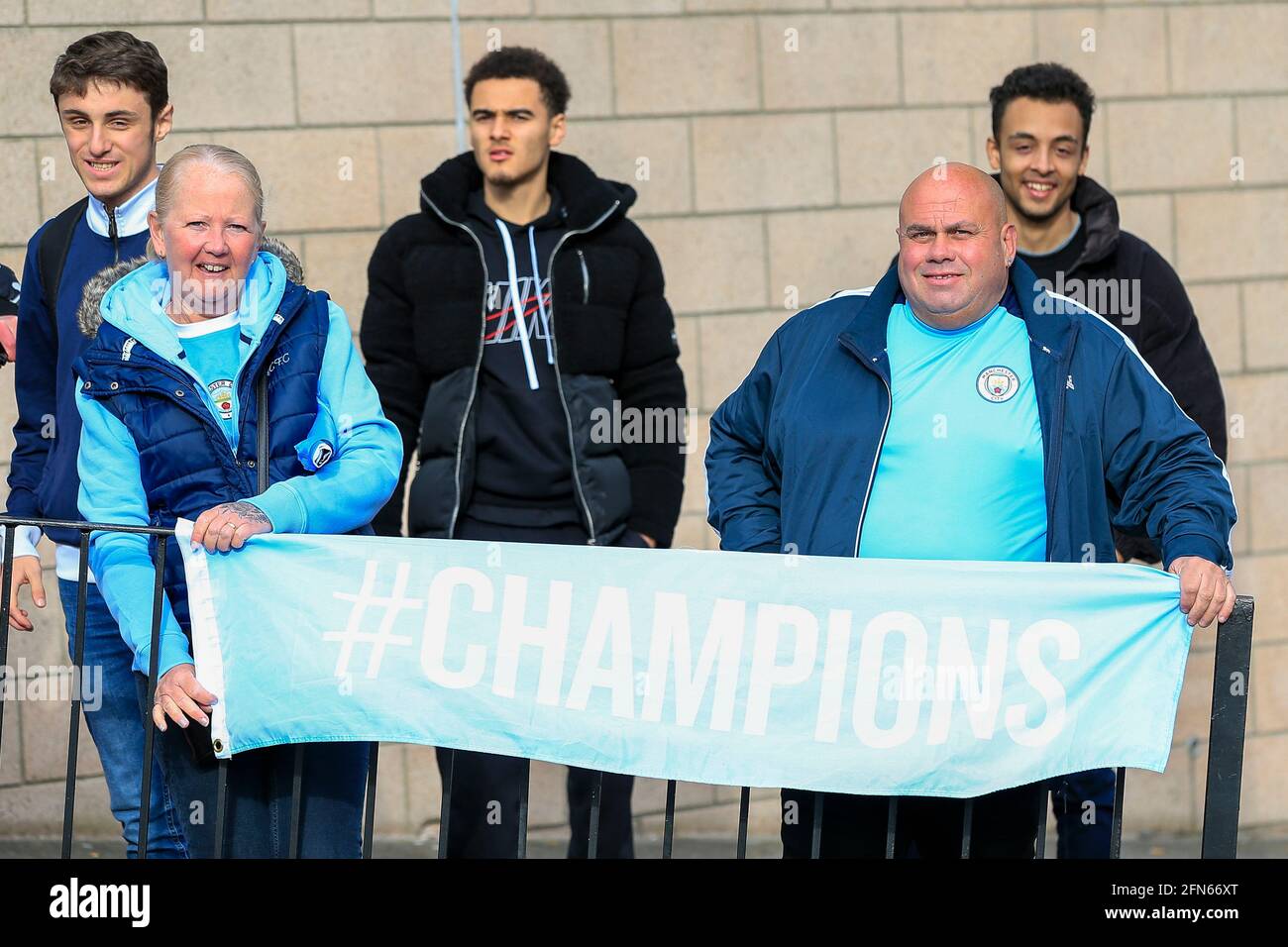 Newcastle, Großbritannien. Mai 2021. Fans von Manchester City feiern am 5/14/2021 vor dem St. James' Park in Newcastle, Großbritannien, den Status eines Champions der Premier League. (Foto von Iam Burn/News Images/Sipa USA) Quelle: SIPA USA/Alamy Live News Stockfoto