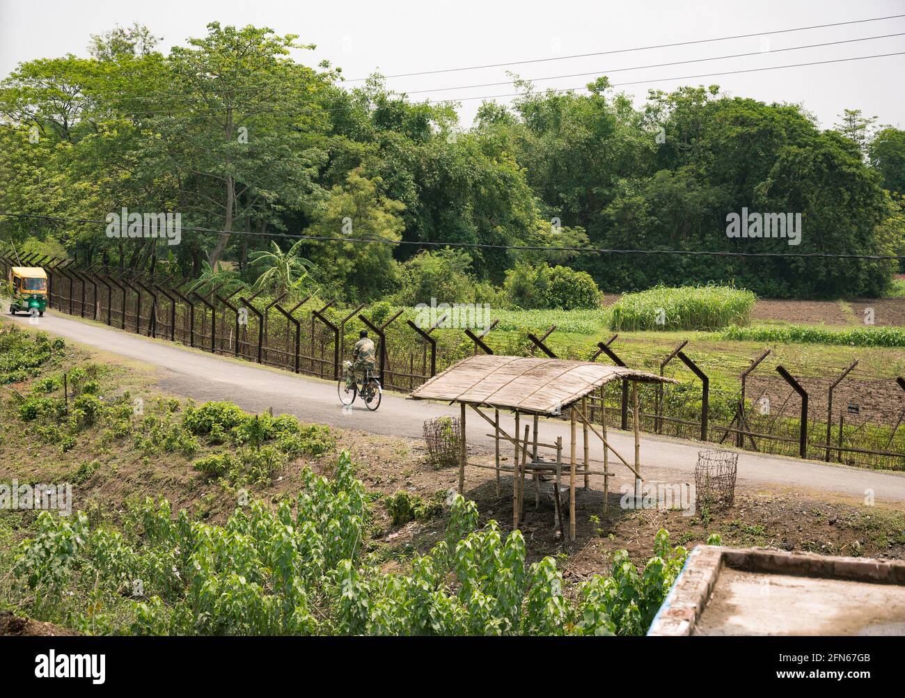 Nabin Nagar, Tehatta, Westbengalen; Indien. Mai 2021. Bangladesch schließt die Grenze zu Indien aufgrund des starken Anstiegs der Coronavirus-Fälle (Covid-19) im Nachbarland Indien ab. Dieses Foto wurde am internationalen Grenzzaun zwischen Indien und Bangladesch aufgenommen. Stockfoto