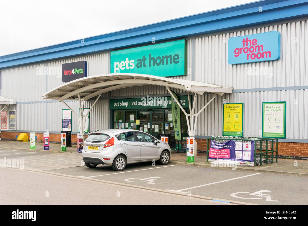 Ein Pets at Home-Shop in King's Lynn, Norfolk, mit Schildern für Vets4Pets und das Zimmer für den Bräutigam. Stockfoto