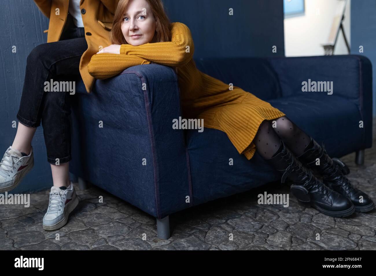 Eine junge Frau mit Teenager-Tochter sitzt auf einem Sofa.das Konzept der Ruhe, Komfort. Stockfoto