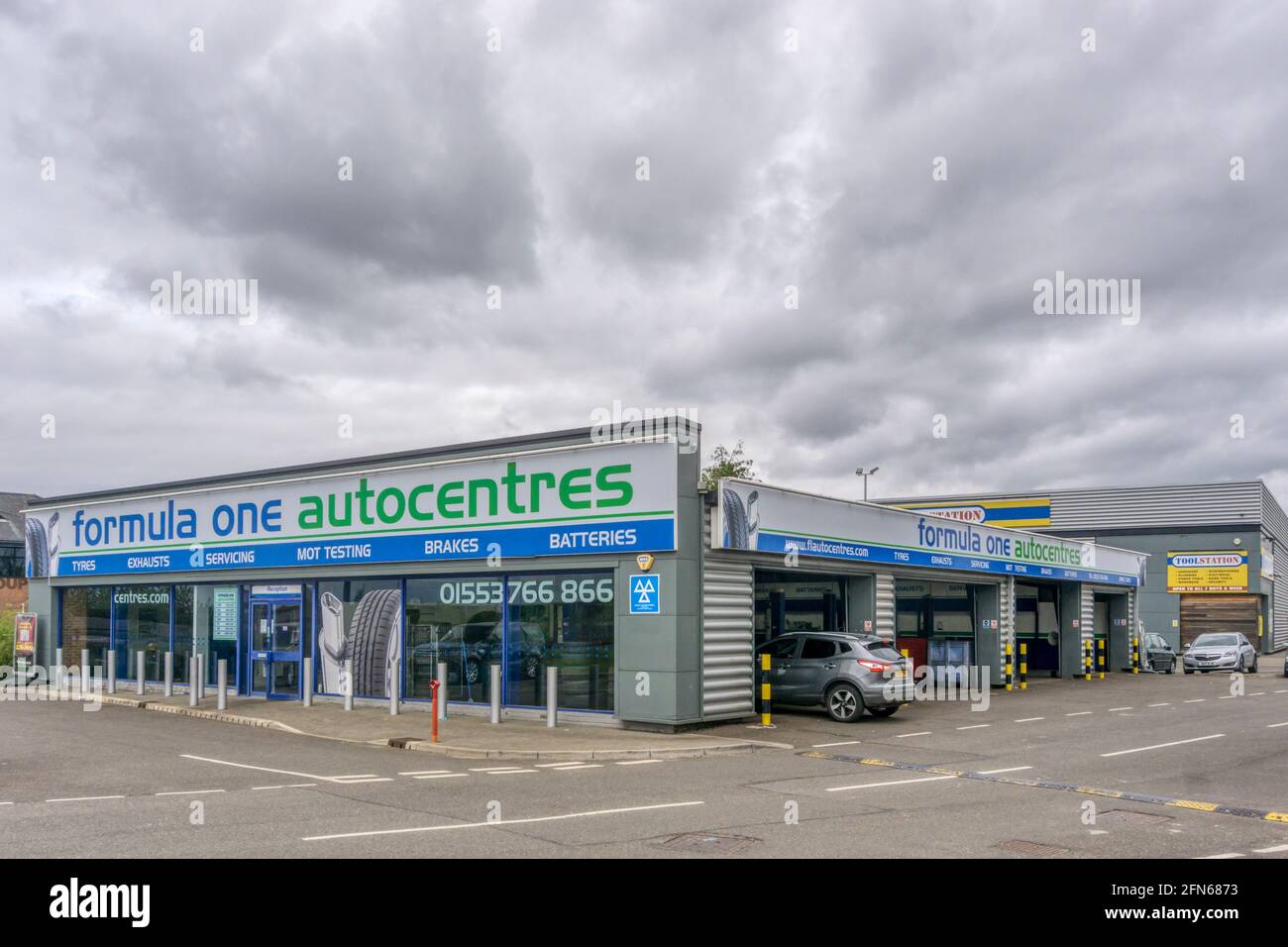 Ein Zweig der Formel-1-Autocenter in King's Lynn. Stockfoto