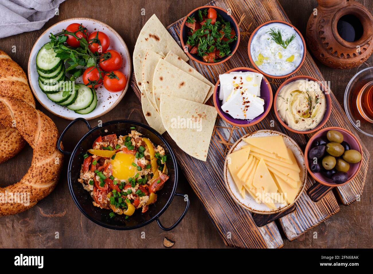 Traditionelles türkisches Frühstück mit Meze und Simit Stockfoto
