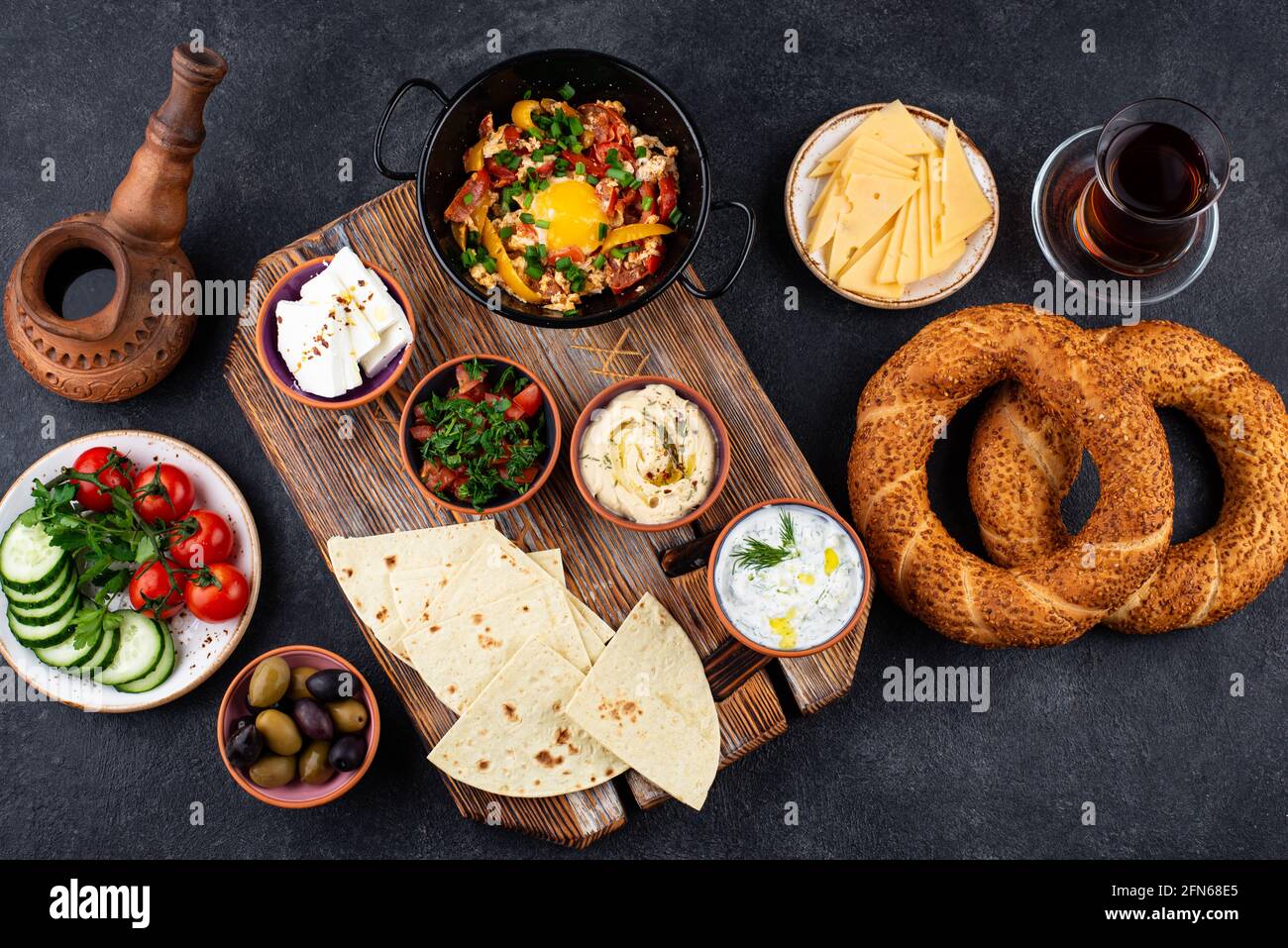 Traditionelles türkisches Frühstück mit Meze und Simit Stockfoto