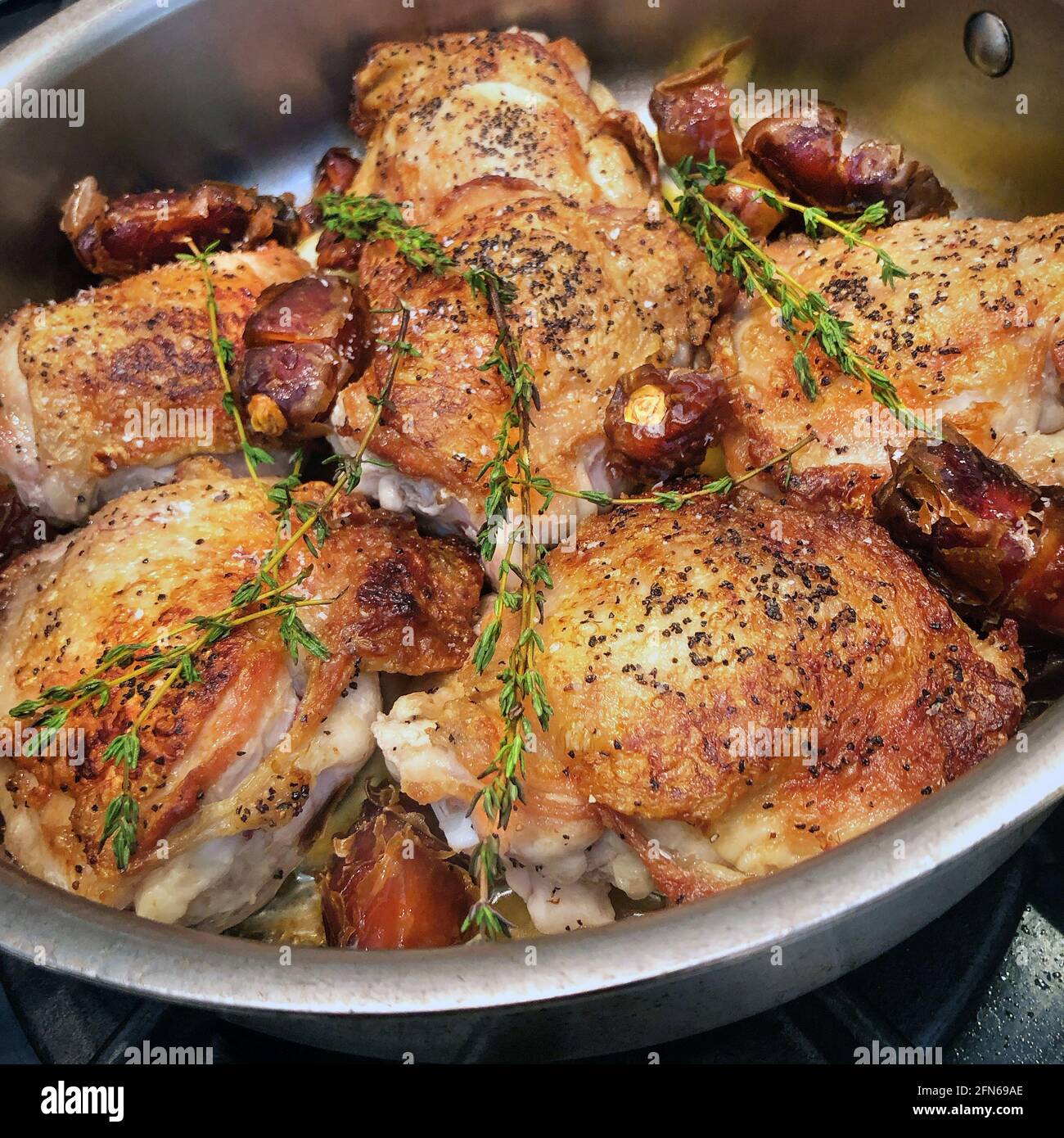 Gebratenes Huhn mit Thymian und Datteln Stockfoto