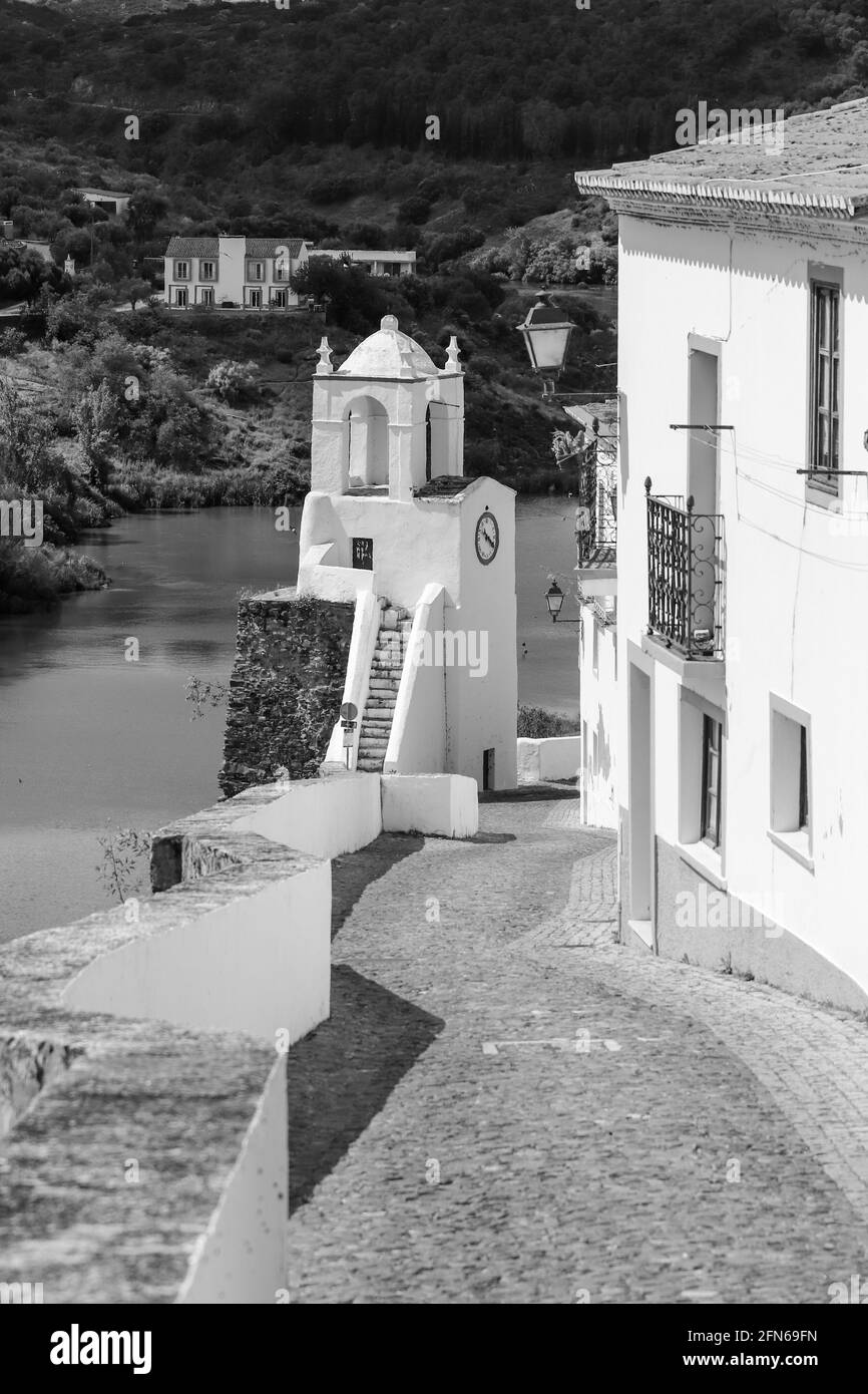 Ansicht von Mértola Stadt und den Fluss Guadiana auf Vordergrund im Alentejo, Portugal Stockfoto