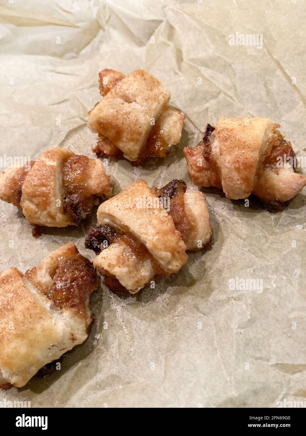 Rugelach auf Pergamentpapier Stockfoto