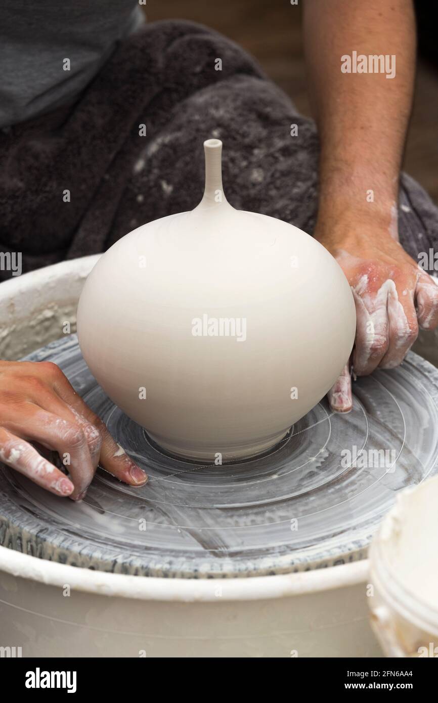 Töpfer Hände geschickt Hand werfen einen Keramik geworfenen Ton Vase Topf auf einem drehenden Rad. England. VEREINIGTES KÖNIGREICH (123) Stockfoto