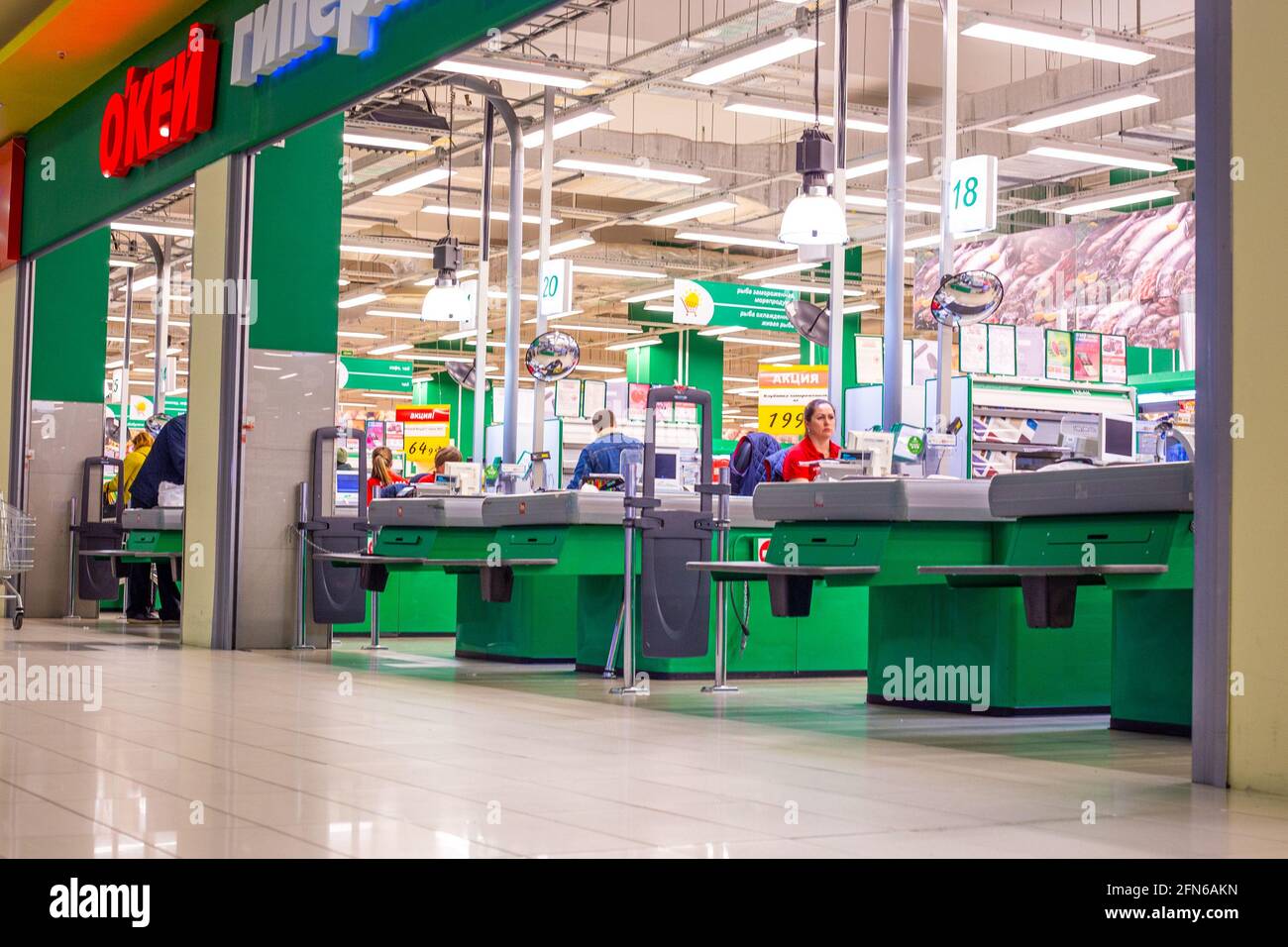 Surgut, Russland - 10.13.2019: Supermarkt mit Reihen von Kassen am Ausgang, leeres Geschäft Stockfoto